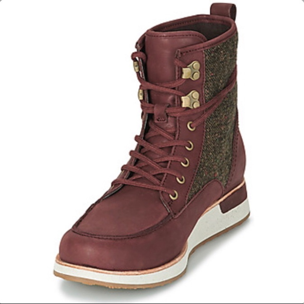 Merrell Roam Mid Lace-up Ankle Boots in Raisin — women’s size 7.5. Like New!